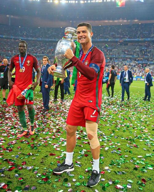 冬窗加盟米兰？罗马诺：莱万不会在1月离开巴萨（罗马诺：莱万1月留在巴萨，冬窗投米兰无望）