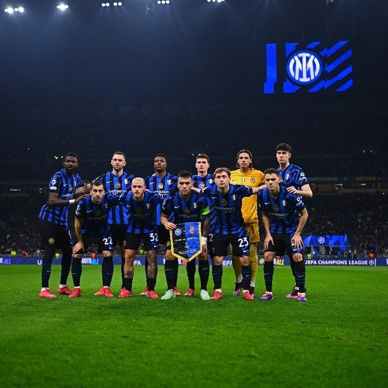 镜头扫到他，答案已经很明显（镜头一转，他就是答案）