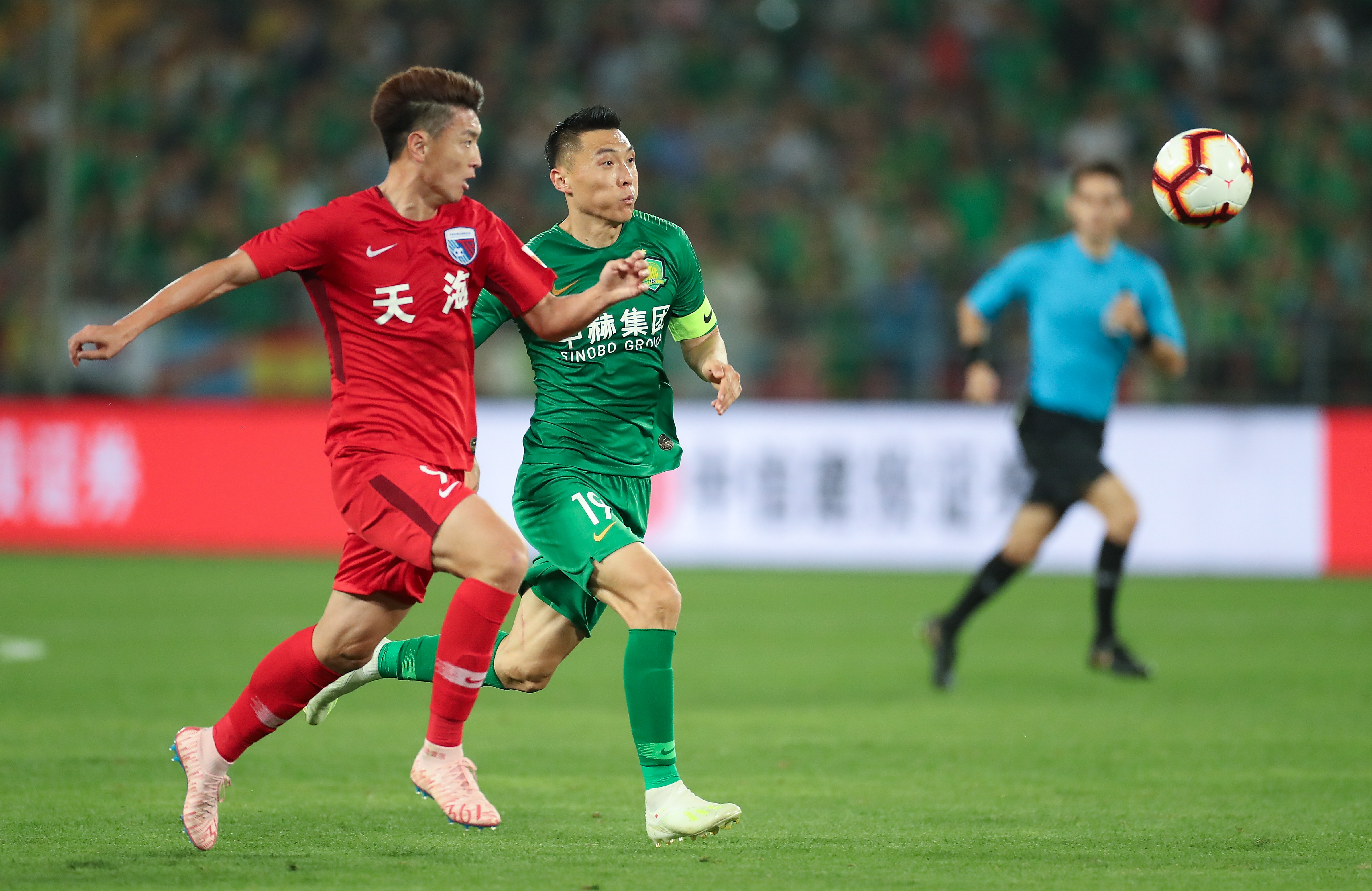 为中国赢尊重！日本球迷赛后向成都蓉城鼓掌：大赞成都值得尊重（日本球迷赛后为成都蓉城鼓掌：中国赢得尊重，成都值得敬佩）