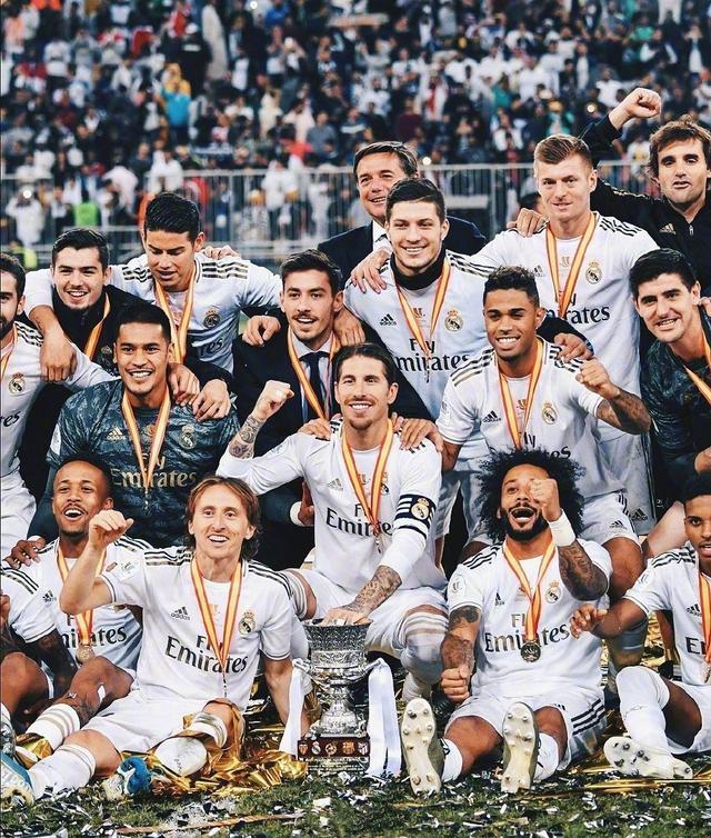 逆天倒勾！40岁C罗一飞冲天：队友对手都看傻了 梦回7年前那一晚（40岁C罗再现惊世倒钩！腾空一击震慑全场，恍若回到七年前那夜）