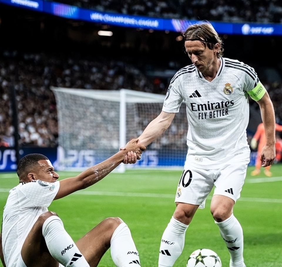 干哪去了？欧冠黄潜vs哥本哈根赛前播放欧联杯主题曲（欧冠之夜乌龙：黄潜vs哥本哈根赛前误播欧联杯主题曲）