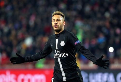 右脚踝囊受伤的基米希随德国队抵达卢森堡，走路仍有不便（基米希带伤随德国队抵达卢森堡，右踝囊受伤行走仍不便）