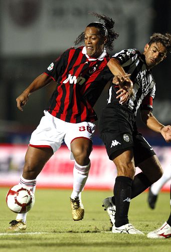 他踢得太聪明了（他踢球太有脑子了）