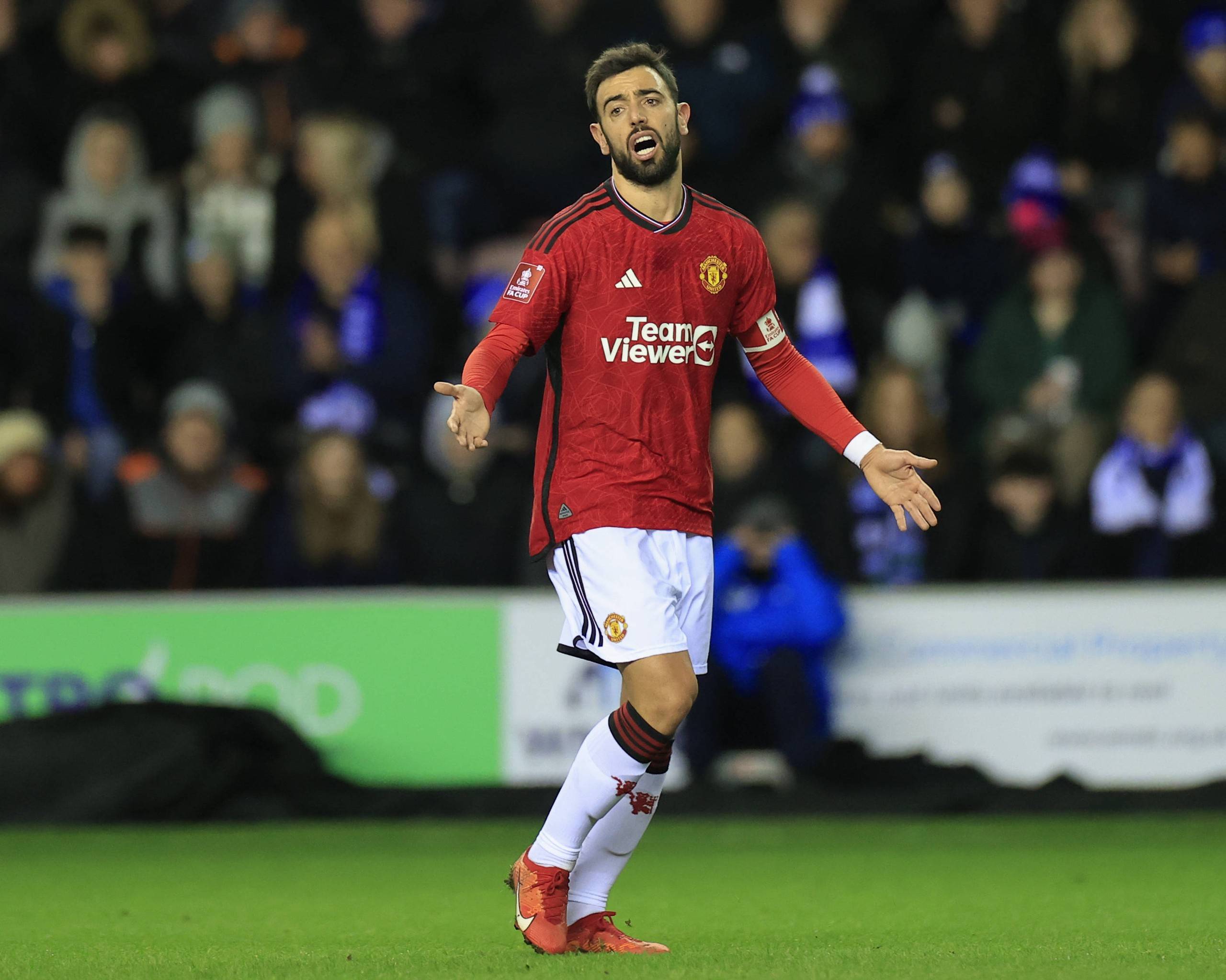 拜仁客战斯图加特：雅克松、金玟哉首发，乌尔比希出战（拜仁客场挑战斯图加特：雅克松、金玟哉先发，乌尔比希登场）