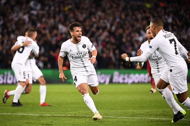 传记作者：莱万年少时常因身材自卑；他与渣叔的关系起初不好（传记作者称：莱万少年常为身材自卑，初期与克洛普关系紧张）